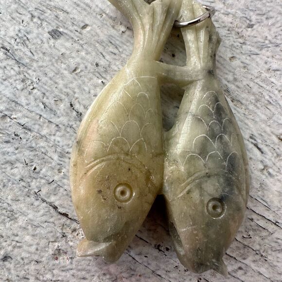 Vintage Carved Celadon Green Jade Pisces Zodiac Pair Fish Necklace - Picture 4 of 5